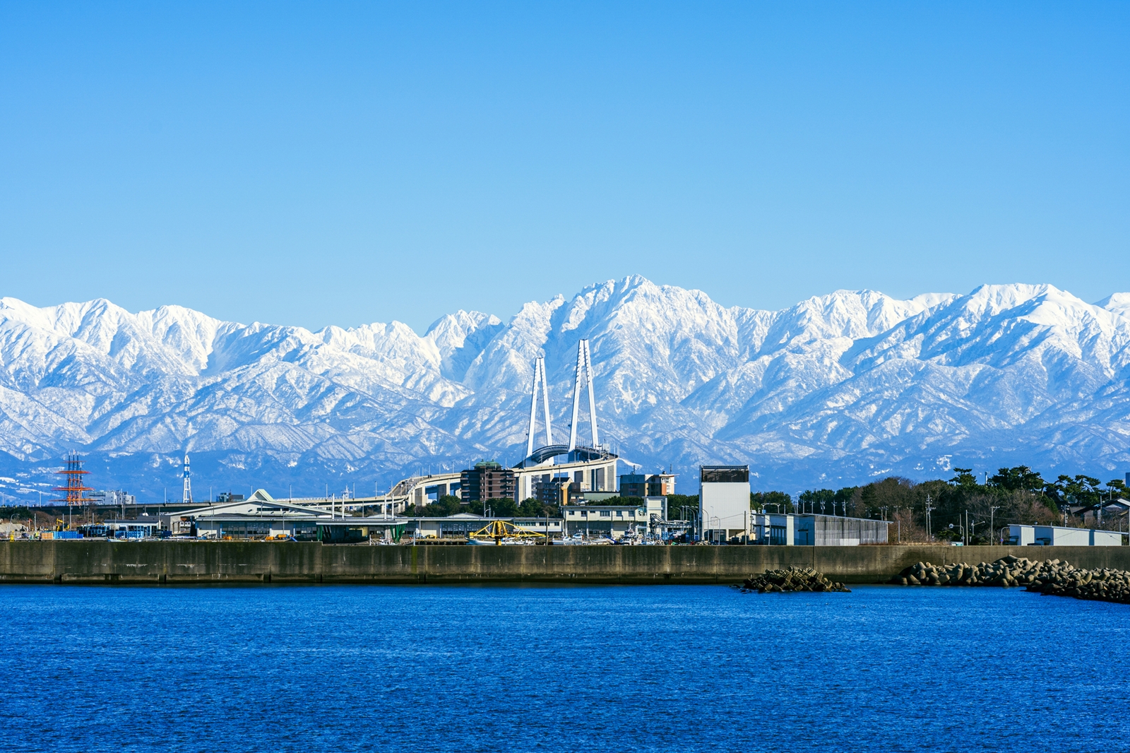 富山湾越しに望む立山連峰
