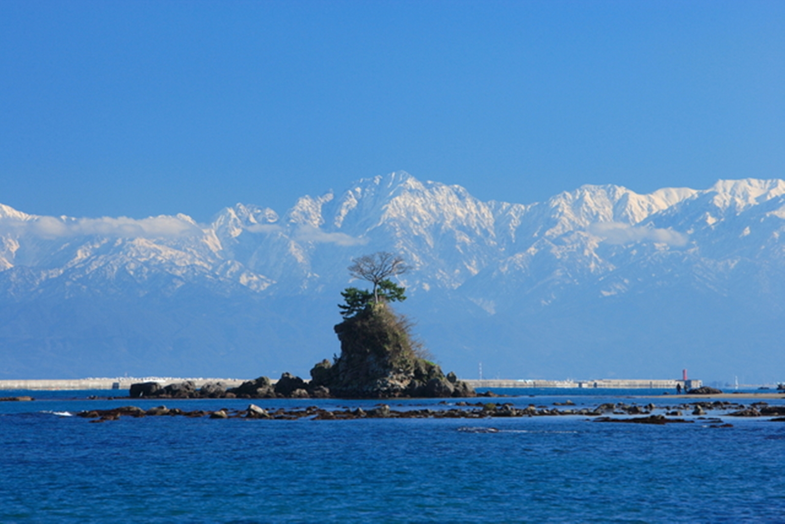 雨晴海岸から望む女岩と立山連峰